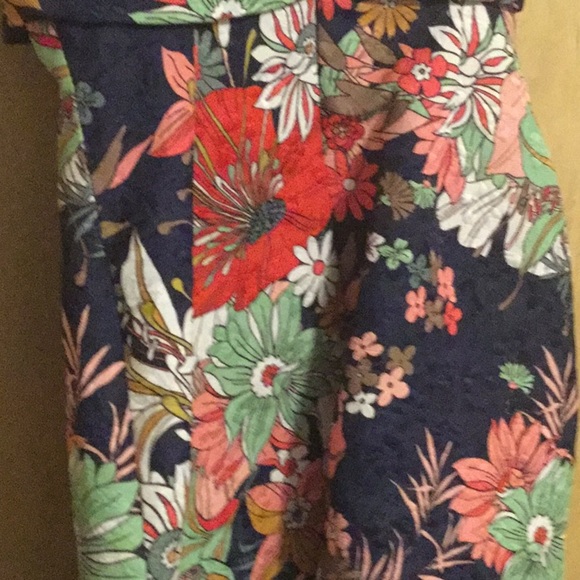 - Badgley Mischka Floral Strapless Bow Busting - Picture 9 of 13